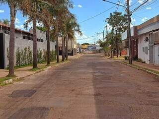 Rua onde o homem foi encontrado morto (Foto: Direto das Ruas) 