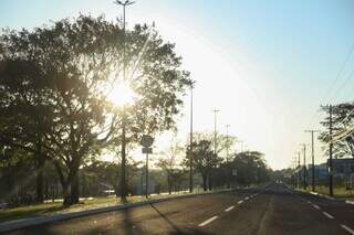 Sol brilhante forte nas primeiras horas do dia em Campo Grande (Foto: Alex Machado) 