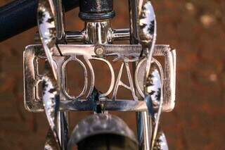 Bicicleta customizada traz próximo a roda o nome do dono. (Foto: Juliano Almeida)