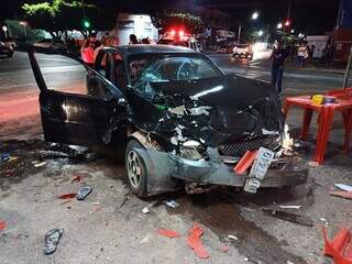 Carro Corsa destruído após acidente em Corumbá. (Foto: Divulgação/Bombeiros)