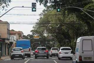 Motoristas trafegam pela Rua Rui Barbosa (Foto: Alex Machado)