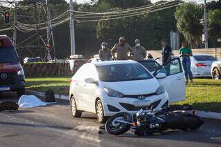 Motocicleta parou na frente do carro envolvido no acidente e o corpo do motociclista ficou logo atrás   (Foto: Henrique Kawaminami) 