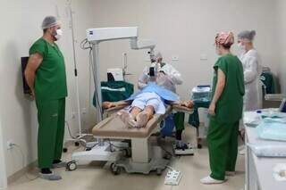Cirurgia de catarata realizada em Dourados (Foto: Divulgação)
