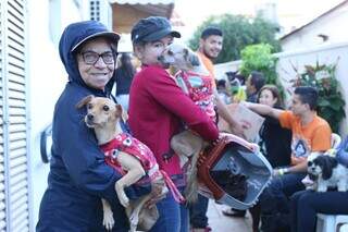 Animais e tutores na fila para castração, realizada na unidade de atendimento da Subea. (Foto: Reprodução)