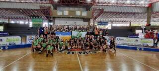 Equipes femininas que subiram ao pódio no Cemte (Foto: Divulgação/Federação de Basketball de MS)