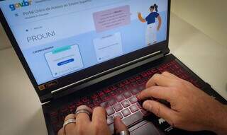 Estudante acessa o portal do ProUni em um computador. (Foto: Juca Varella/Agência Brasil)