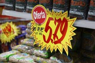 Item da cesta básica e muito comum nos lares brasileiros, feijão é colocado em oferta em supermercado da Capital (Foto: Alex Machado)