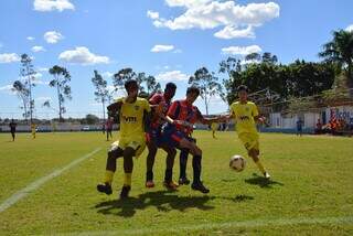 Meninos do União ABC, de azul e vermelho, em lance contra o Santo Antônio (Foto: Regina Caneppele)
