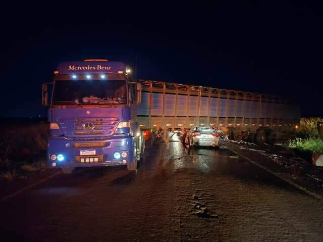 Carro atinge carreta que sa&iacute;a de estrada vicinal e motorista morre na BR-267