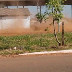 Motorista faz "zerinho", levanta poeira e avança contra moradores