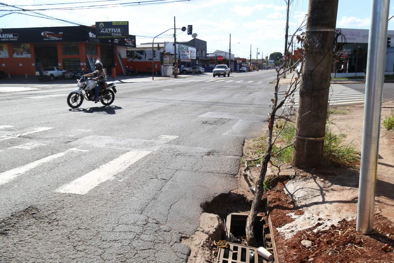 Bueiro sinalizado com galho é transtorno na região da saída para Cuiabá