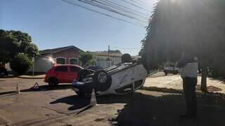 Saveiro, capotada, e Gol envolvidos no acidente, no bairro Santa Fé (Foto: Idaicy Solano)
