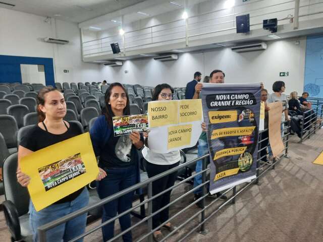 Vereadores retomam sess&atilde;o com protesto de moradores por asfalto