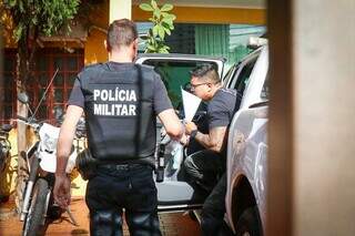 Aguinaldo chegando na Corregedoria depois de ser preso, em abril do ano passado. (Foto: Henrique Kawaminami)