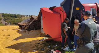 Caminhão tombado e carga de grãos sobre e às margens da pista. (Foto: BNC Notícias)