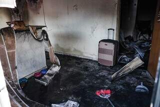 Cozinha destruída por incêndio na manhã desta terça-feira. (Foto: Henrique Kawaminami)