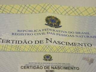 Certidão de nascimento emitida em papel timbrado. (Foto: Marcello Casal Jr/Agência Brasil)