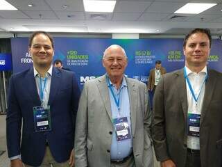 João Carlos Zanchetta, fundador da Zanchetta Foods (ao centro) tem empresa em Batayporã desde 2022 com abate de 800 bovinos diários e geração de 600 empregos diretos. (Foto: Jheffersson Gamarra)