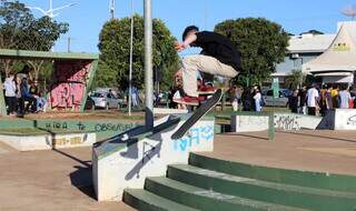 Skatista fazendo manobra em degrau de pista de skate (Foto: Júnior Lopes)