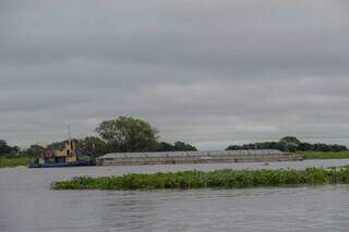 Embarcação no Rio Paraguai, onde escoamento de minérios e soja é feito no Estado (Foto: Juliano Almeida)