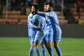 Jogadores do Bolívar comemoram gol marcado por Bejarano diante o Athletico. (Foto: Reprodução/@LibertadoresBR no Twitter)