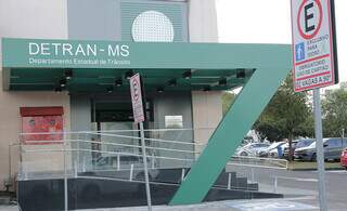 Fachada de agência do Detran-MS, localizada no estacionamento do Shopping Campo Grande. (Foto: Arquivo)
