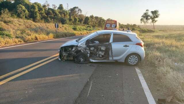 Família fica ferida após carro ser atingido por caminhão na MS 040