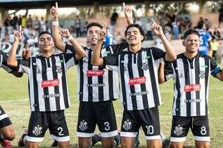 Jogadores do Operário comemorando classificação à semifinal (Foto: @eduardofotoms)