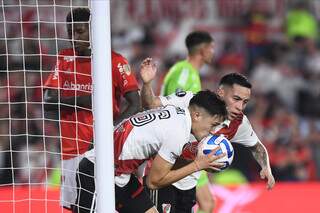 Solari beija a bola da partida após marcar o gol da vitória diante o Internacional. (Foto: Reprodução/@LibertadoresBR no Twitter)