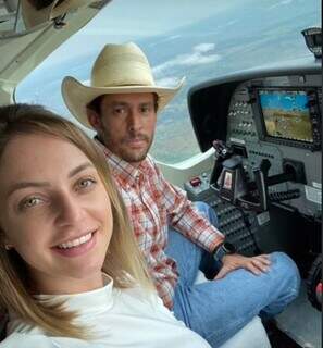 Casal em avião; Garon Maia Filho era piloto experiente (Foto: Tik Tok/Reprodução)