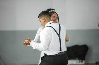 Imagem dançando com o esposo Michel é uma das que pararam no TikTok.