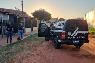 Policiais durante cumprimento de mandado em Campo Grande. (Foto: Divulgação)