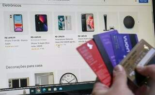 Consumidor com cartões de crédito acessa loja online (Foto: Juliano Almeida)