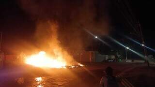 Incêndio atingiu terreno na esquina da Rua Joséfa Matias Paz. (Foto: Direto das Ruas)