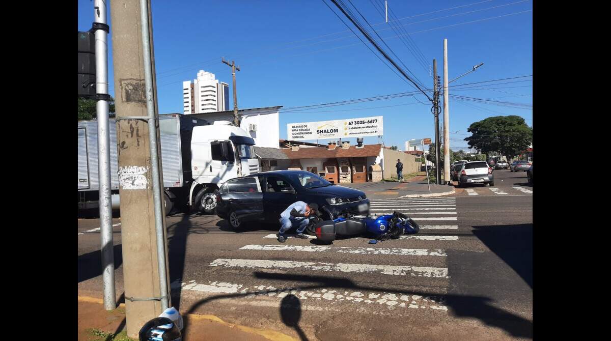 Acidente entre caminhão cegonha e carro deixa trânsito confuso na Zahran -  Capital - Campo Grande News