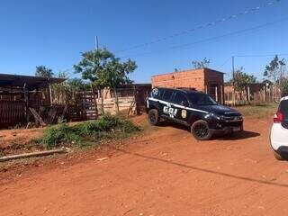 Viatura do GOI próximo de casa onde o crime ocorreu. (Foto: Dayene Paz)