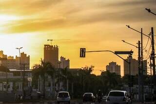 Sol é visto na Rua 14 de Julho, localizada na região central de Campo Grande. (Foto: Henrique Kawaminami)
