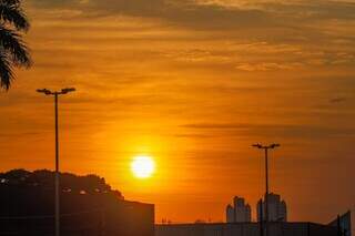 Pôr do Sol visto a partir do céu de Campo Grande (Foto: Henrique Kawaminami/Arquivo)