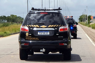 Viaturas da Polícia Federal durante cumprimento de mandado de busca e apreensão (Foto: divulgação/PF)