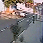 Vídeo mostra momento em que motociclista bate em carro e é lançada contra poste