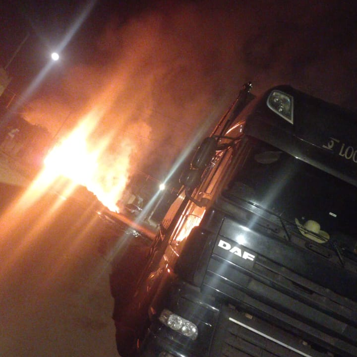 Caminhão arranca fios de poste e causa incêndio no Tiradentes