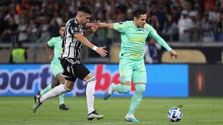 Raphael Veiga disputa bola com o jogador do Atlético-MG, durante partida válida pela oitava de final, ida, da Copa Libertadores, no Estádio Mineirão. (Foto: Cesar Greco/Palmeiras)