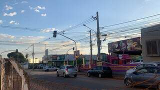 Esquina das Ruas Zulmira Borba com e Jerônimo de Albuquerque, no Bairro Nova Lima, semáforo em alerta (Foto: Direto das Ruas)