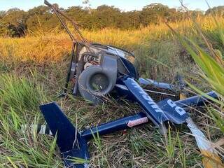 Helicóptero totalmente destruído em área de mata (Foto: Divulgação | PMA)