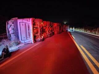 Carreta tombada interditou a rodovia na noite de ontem. (Foto: Cenário MS)