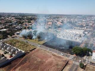 Imagem feita por drone mostra a dimensão do terreno atingido pelo incêndio (Foto: Jairton Costa)