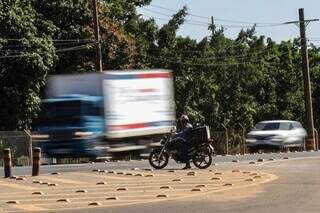 Motociclistas são maiores vítimas de acidentes, dizem moradores (Foto: Henrique Kawaminami)