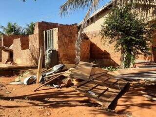 Materiais de construção foram colocados na casa de uma vizinha solidária à situação (Foto: Idaicy Solano)
