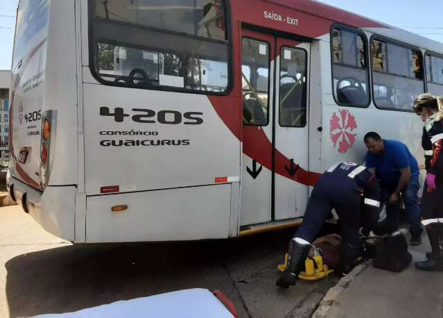 Homem &eacute; atingido por &ocirc;nibus ao tentar entrar em terminal sem pagar passagem