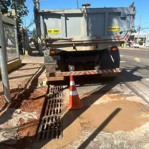 Prefeitura conserta bueiro que estava sinalizado com galho na Rua Cear&aacute; 